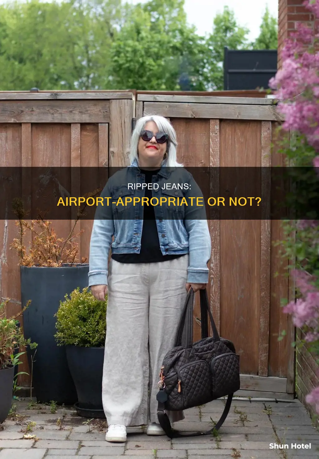 can i wear ripped jeans to airport