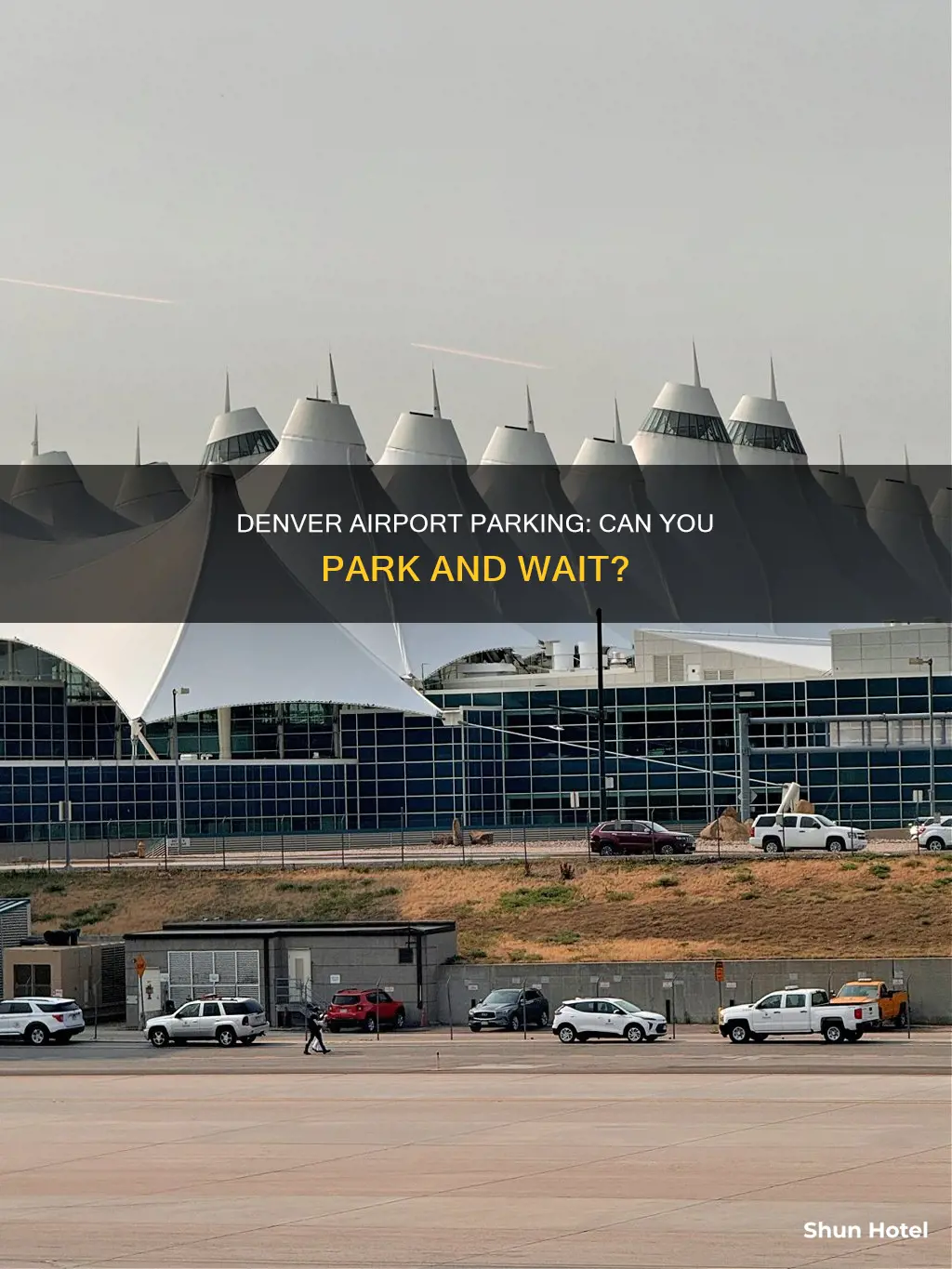 can you park and wait at denver airport