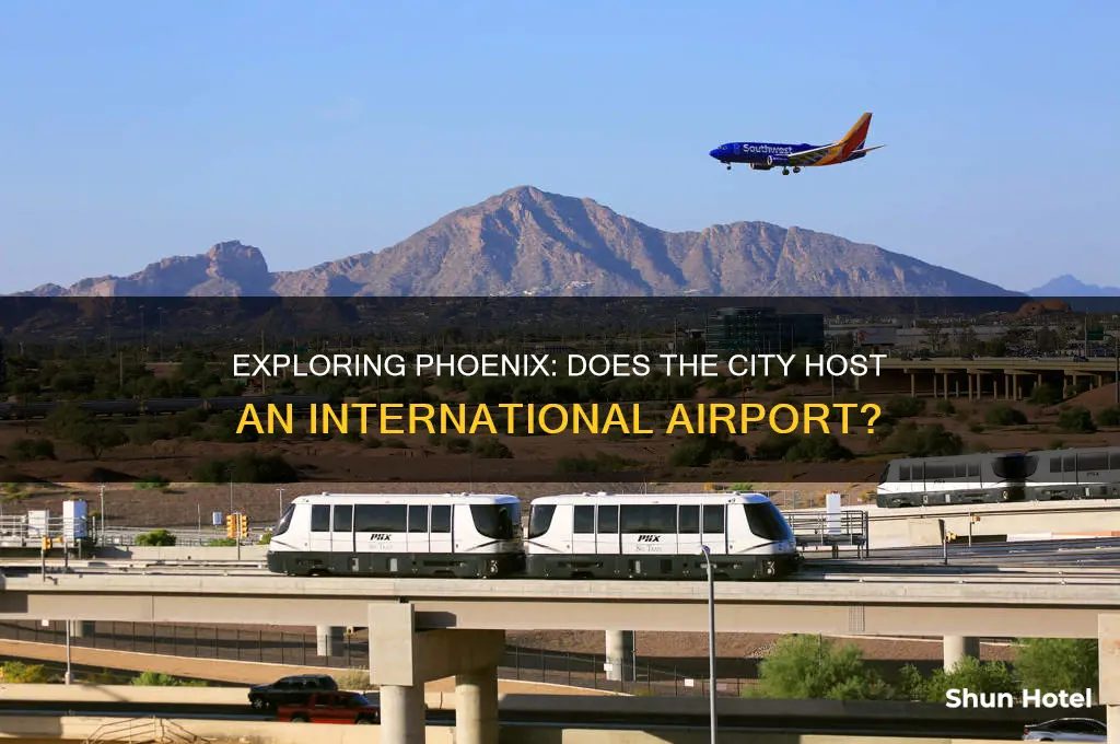 does phoenix have an international airport