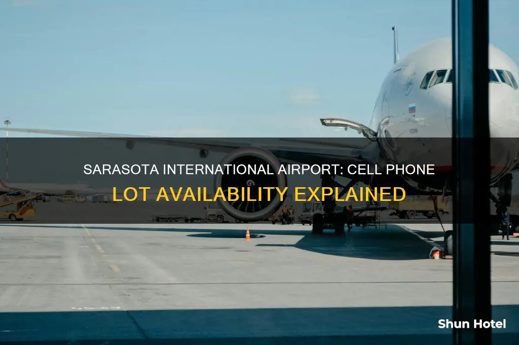 does sarasota international airport have a cell phone lot
