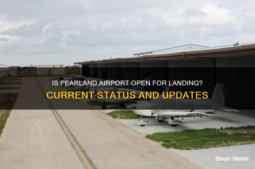is pearland airport open for landing