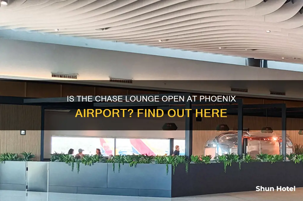 is the chase lounge open in phoenix airport