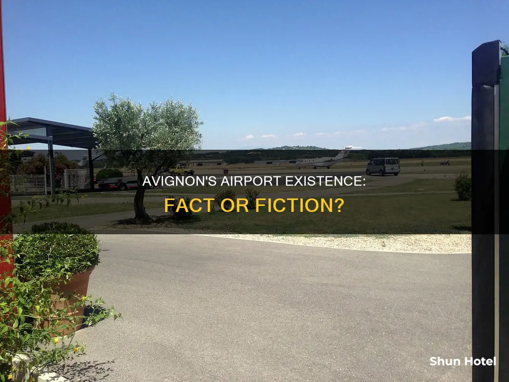 is there an airport in avignon