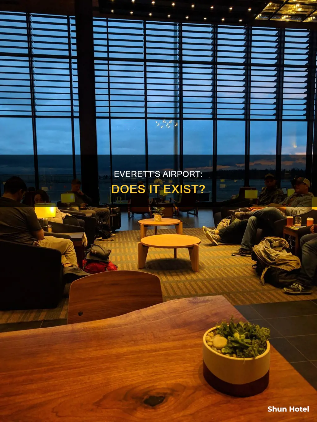 is there an airport in everett