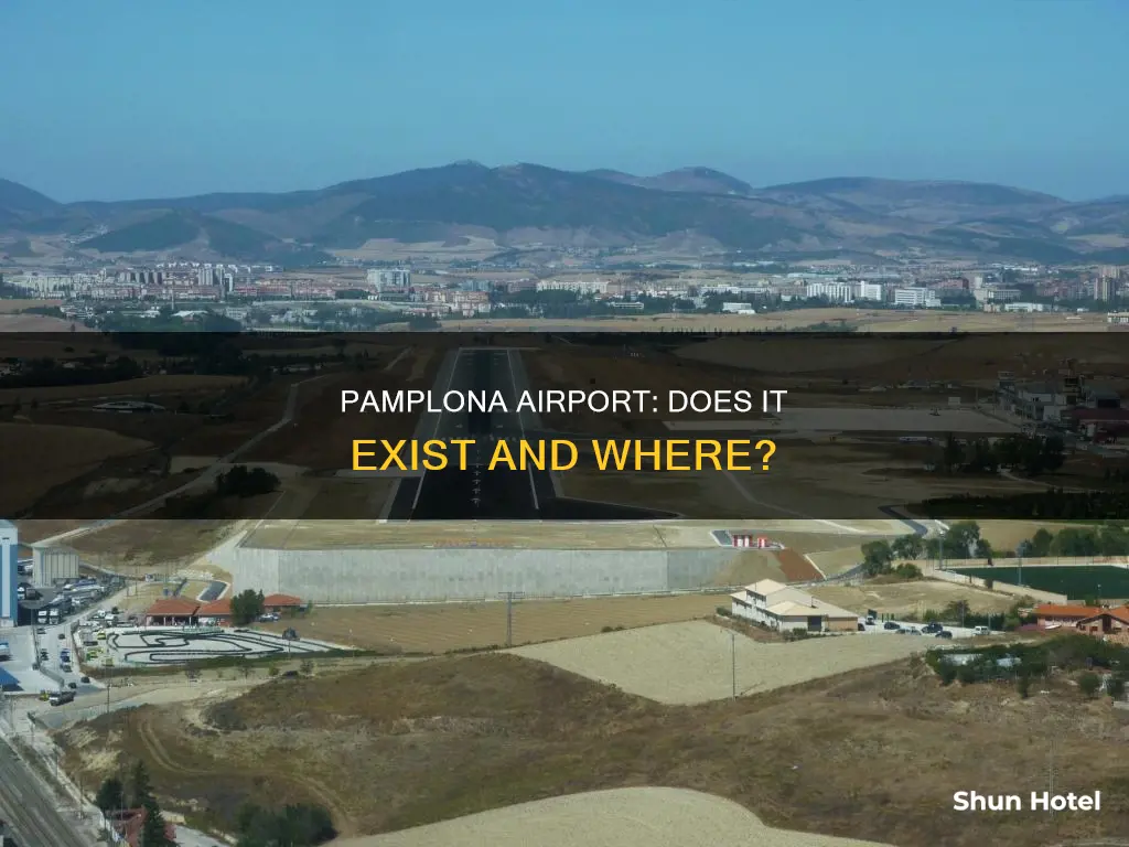 is there an airport in pamplona