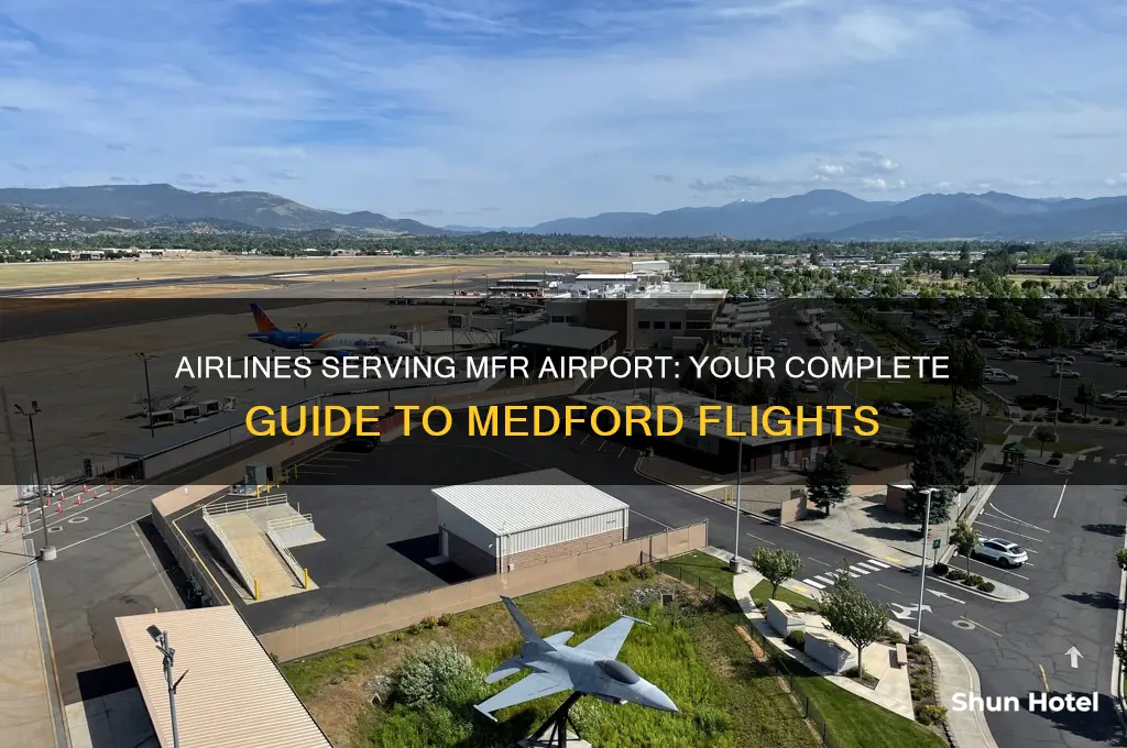what airlines fly into mfr airport