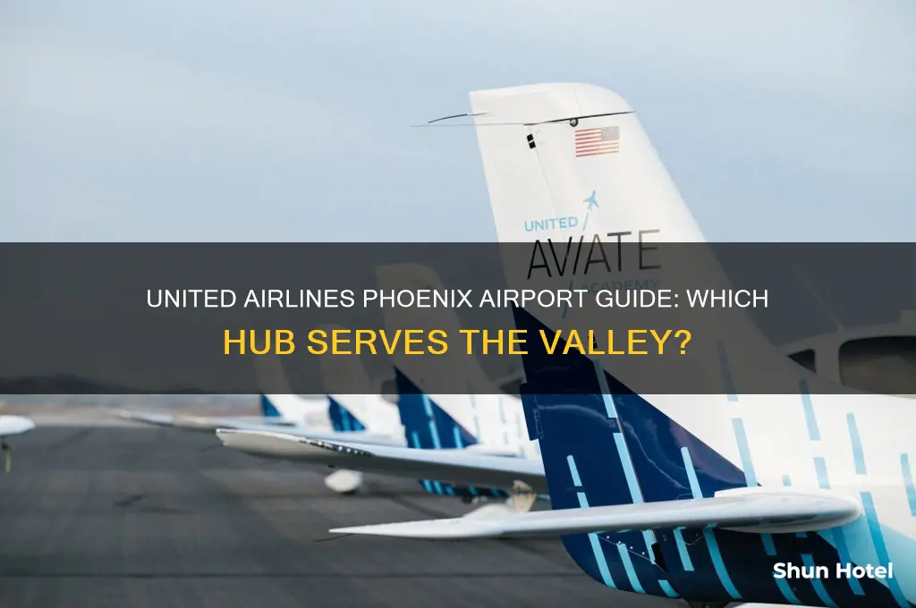 what airport doesunited fly into in phoenix