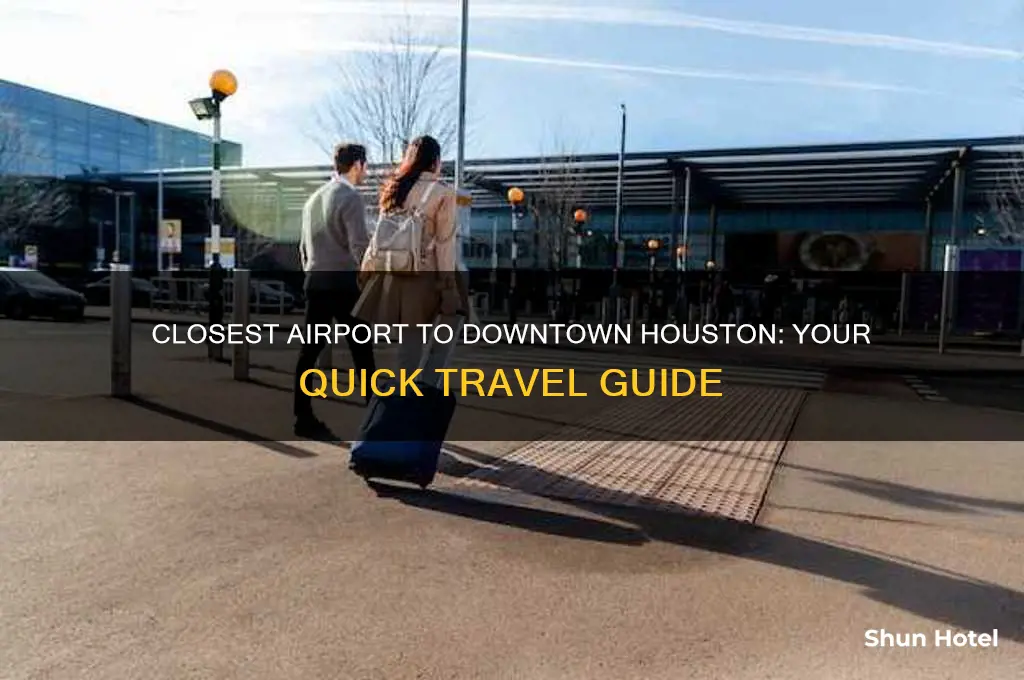 what is the closest airport to downtown houston