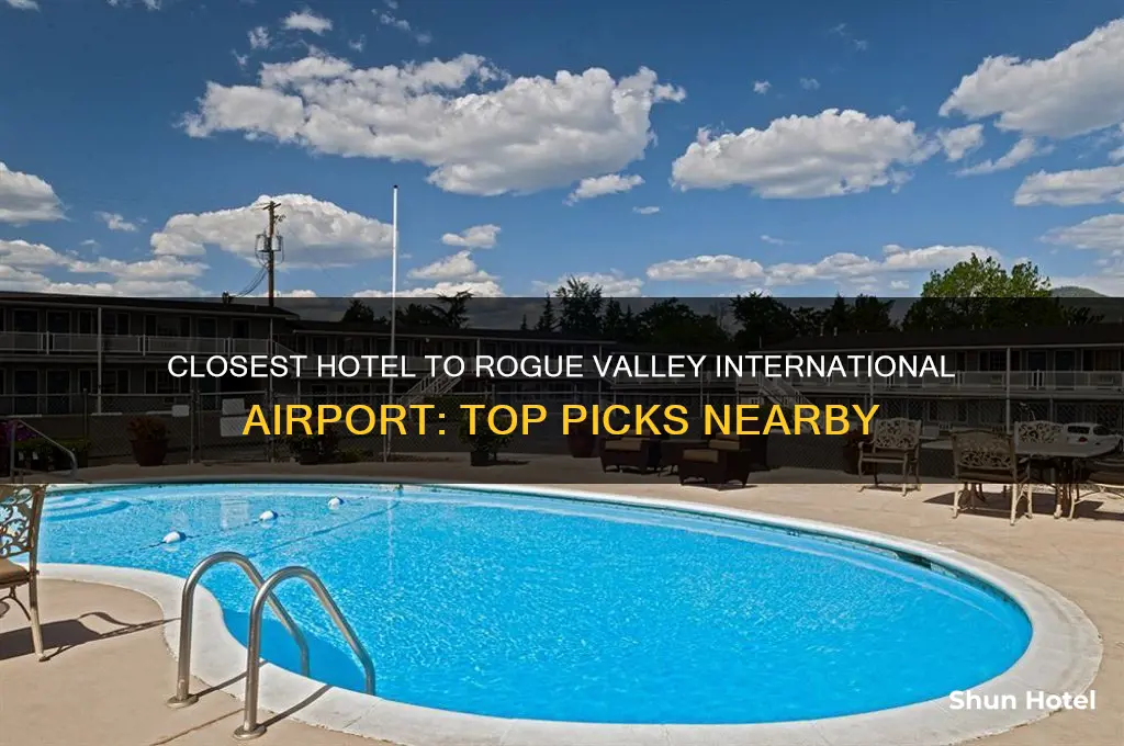 what is the closest hotel to rogue valley international airport