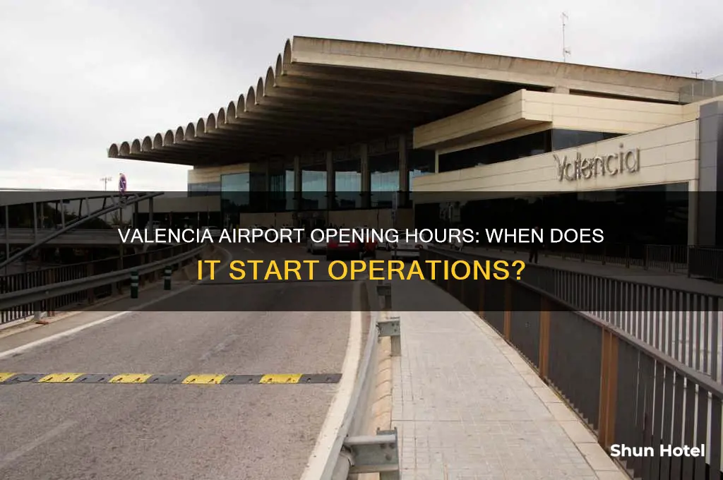 what time does valencia airport open