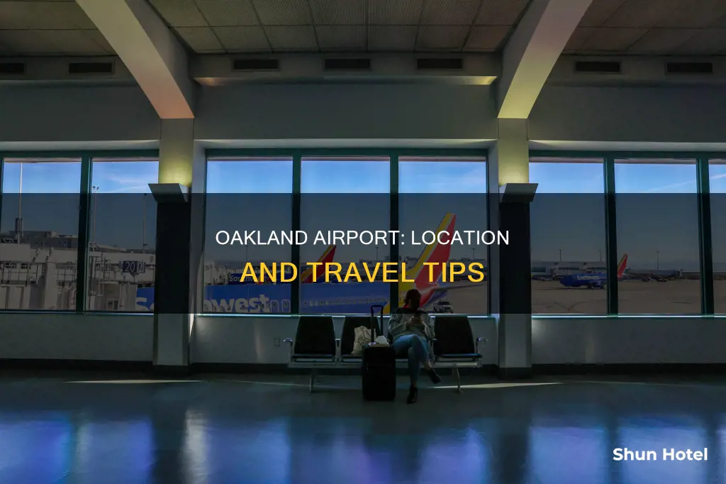 where is the airport in oakland