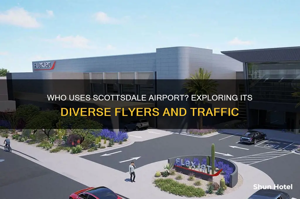 who flies into scottsdale airport
