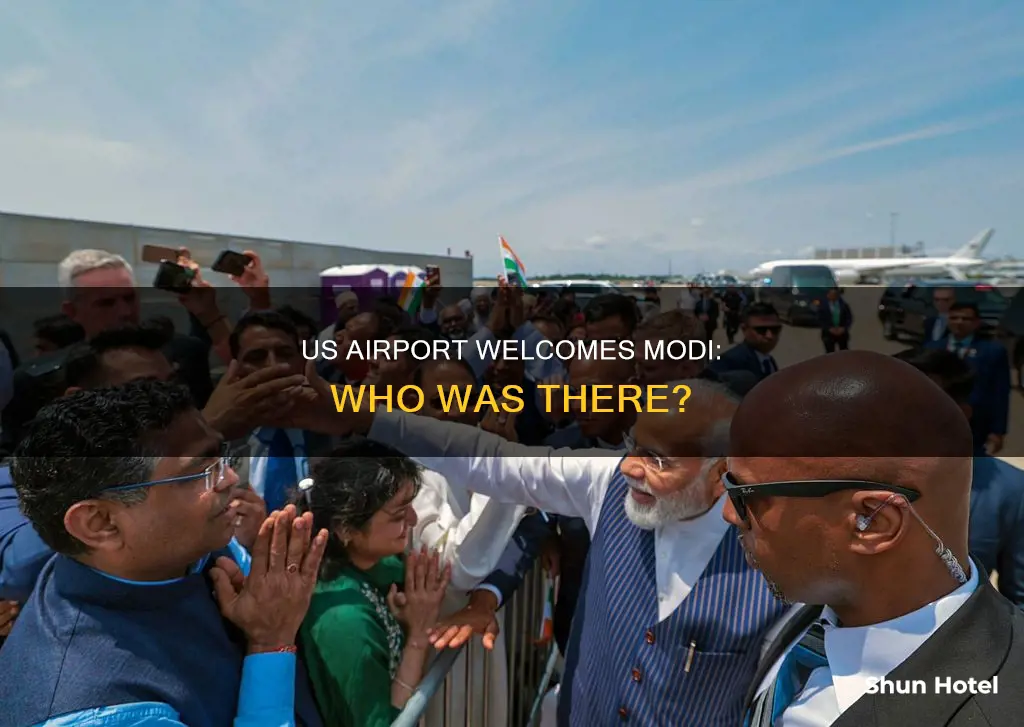 who received modi in us airport